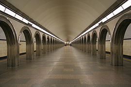 Quai central de la station de métro Akademitcheskaïa.