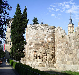Section Nord-Ouest de la muraille romaine de Caesaraugusta vu de l'Avenue César Auguste.