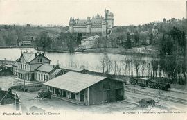 Le château de Pierrefonds avec la gare au premier plan, début du XXe siècle.