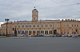 Façade de la gare de Moscou, depuis la place Vosstania