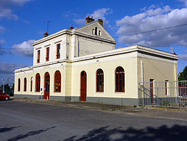Le bâtiment des voyageurs de la gare, fermé au public.