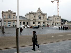 Vue de la gare depuis la Place des martyrs (Martelarenplein)