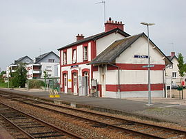 La gare avec son bâtiment voyageurs et ses deux voies.