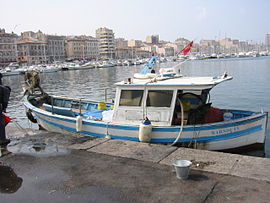 Bateau de pêche traditionnelle pointu du Vieux-Port de Marseille