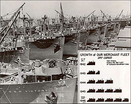 Alignement de Victory et Liberty ships à la California Shipbuilding Corporation, avril 1944