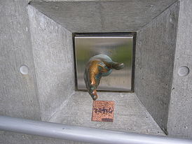 Bronze de Shōtarō Ishinomori représentant sa main, à l'extérieur du Musée Mangattan