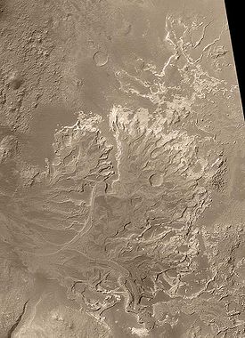 Delta argileux en relief inversé observéle 13 novembre 2003 par la MOC de MGS au suddu cratère Eberswalde par 24,3° S et 326,5° E[1].