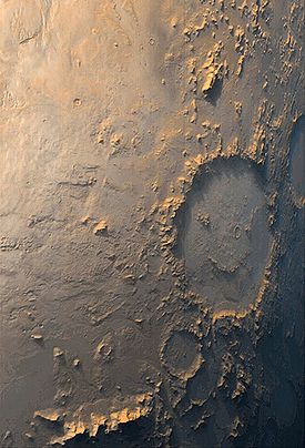Le cratère Galle (à droite de l'image)vu par Mars Global Surveyor le 13 octobre 1999.