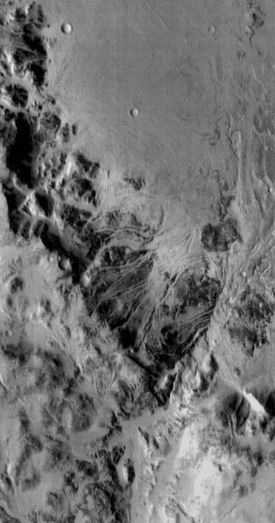 Embouchure d'Uzboi Vallis au sud-ouest du cratère Holden, vue par 2001 Mars Odyssey le 18 juin 2009[1].