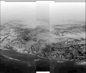 Vue de la périphérie est nord-est d'Adiri, sur une mosaïque de photographies prises par la sonde Huygens le 15 janvier 2005 à environ 8 km d'altitudependant sa descente[1].