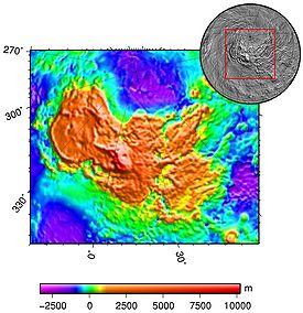 Topographie d'Ishtar Terra, avec Lakshmi Planum à l'ouest, et Clotho Tessera au aus-est au large de Danu Montes.