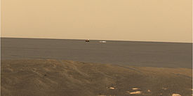Vue du rover Opportunity vers le sud-ouest,le bouclier et le parachute sont visibles au loin.