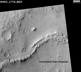 Lit de cours d'eau en relief inversédans la région occidentale du cratère Miyamoto,par 3° S et 352,1° E, vu par l'instrument HiRISEde la sonde MRO le 12 septembre 2008[1].