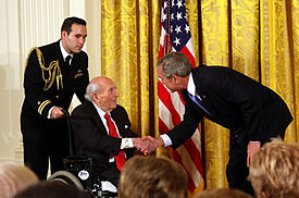 Roy Neuberger (sur fauteuil roulant) reçoit à 104 ans la National Medal of Arts, le 15 novembre 2007,des mains de George W. Bush.