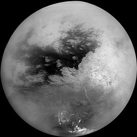 Shangri-la est la forme sombre se découpant au-dessus de Xanadu, au centre-gauchede cette mosaïque de clichés de Titan pris parla sonde Cassini le 26 octobre 2004[1].
