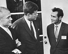 Guerman Titov (à droite), invité par John Kennedy (au centre) en 1962 en compagnie de John Glenn (à gauche)