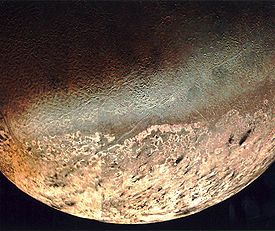Doro Macula est la plus petite des deux traînées sombres visibles près du bord droit de cette image.