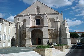 Église Sainte-Eulalie de Benet.jpg