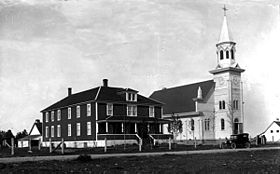 L'église et le presbytère de Belledune, vers 1925.