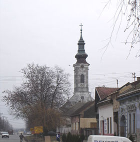 La rue principale de Šajkaš, avec l'église orthodoxe