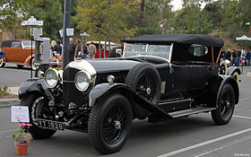 Une Bentley 6½ Litre stationnée sur un parking