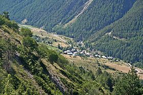 Le village de Meyronnes, dans la vallée de l'Ubayette.