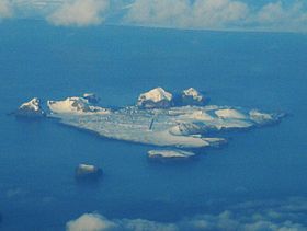 Vue aérienne de Heimaey depuis le sud avec Suðurey au premier plan.