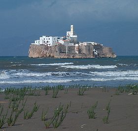 Peñón de Alhucemas vu depuis la côte marocaine