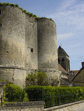 Le donjon et l'église en arrière-plan (2004)