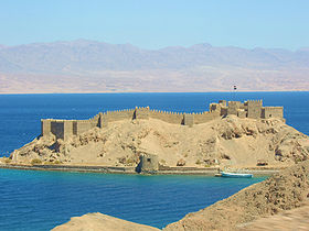 Vue de l'île du Pharaon et de sa citadelle.