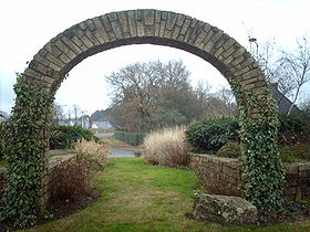 Arche en pierre à l'entrée de la commune