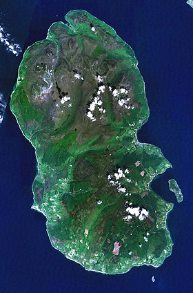 Photo satellite de l'île d'Arran. À l'est Holy Isle et au sud la minuscule Pladda.
