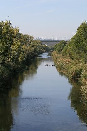 Le canal de Vaucluse le long des berges du Rhône
