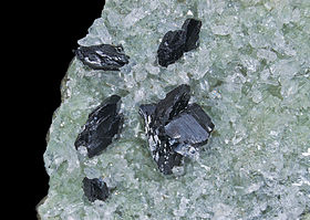 Babingtonite sur quartz, Inde