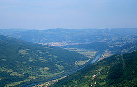 La vallée de la Drina, avec une vue panoramique de Bajina Bašta (au fond)