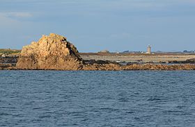 L'île de Balanec vue du sud, avec derrière le phare de Kéréon et Ouessant