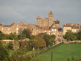 L'église de Beaumont dominant la bastide