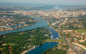 Vue aérienne d'Ada Ciganlija (au premier plan) et de Belgrade