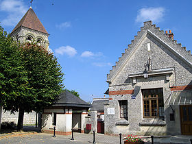 Vue partielle de la place Roger Ambroise, avec la mairie et l'église.