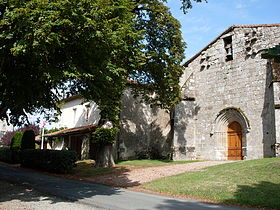 L'église du Bourdeix et à gauche, la mairie