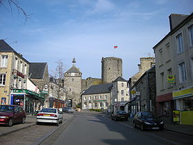 Vue du centre de Bricquebec et du château