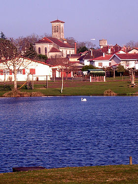 Le lac et l'église de Brocas