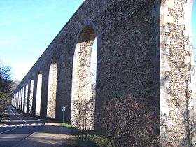 Les arcades de l'aqueduc, côté ouest, le long de la route