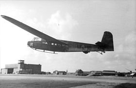 Bundesarchiv Bild 101I-568-1530-13, Italien, Lastensegler DFS 230 bei Landung.jpg
