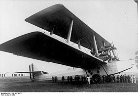 Bundesarchiv Bild 102-09373, Mailand, Italienisches Grossflugzeug.jpg