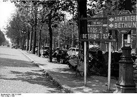 Bundesarchiv Bild 121-0396, Frankreich, Allee mit zerstörten Fahrzeugen.jpg