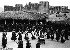 Représentation d’Aché Lhamo devant le dzong de Gongkar, 1939