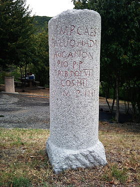 Réplique en pierre de Ruoms, située sur un parking le long de la RN 102, sur la commune d'Aubignas. Réalisé en 1992 par J. Coulon, sous la direction de R. Rebuffat.