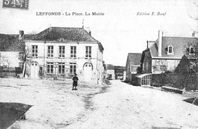 Carte postale ancienne de la place du village et de la mairie