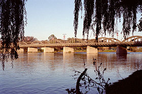 Le pont Grand River, qui poursuit la rue Argyle de l'autre côté de la rivière Grand, à Caledonia.